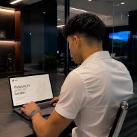 Marco membagikan artikel berjudul 'The Infinite Money Glitch' yang membahas fakta bahwa brand kini membayar kreator berdasarkan jumlah views, bukan jumlah follower atau per deal.